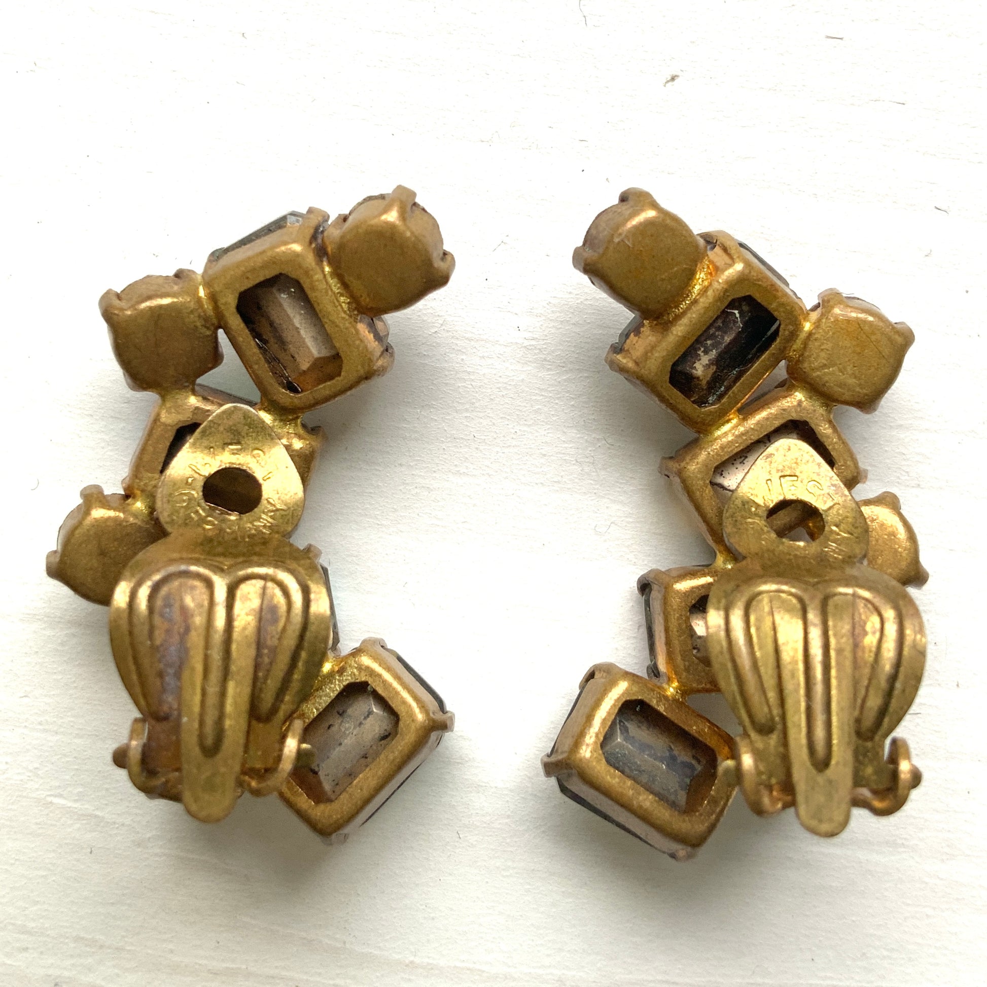 A beautiful pair of vintage clip-on earrings with emerald-cut aurora borealis stones. エメラルドカットの西ドイツ製オーロラストーンイヤリング