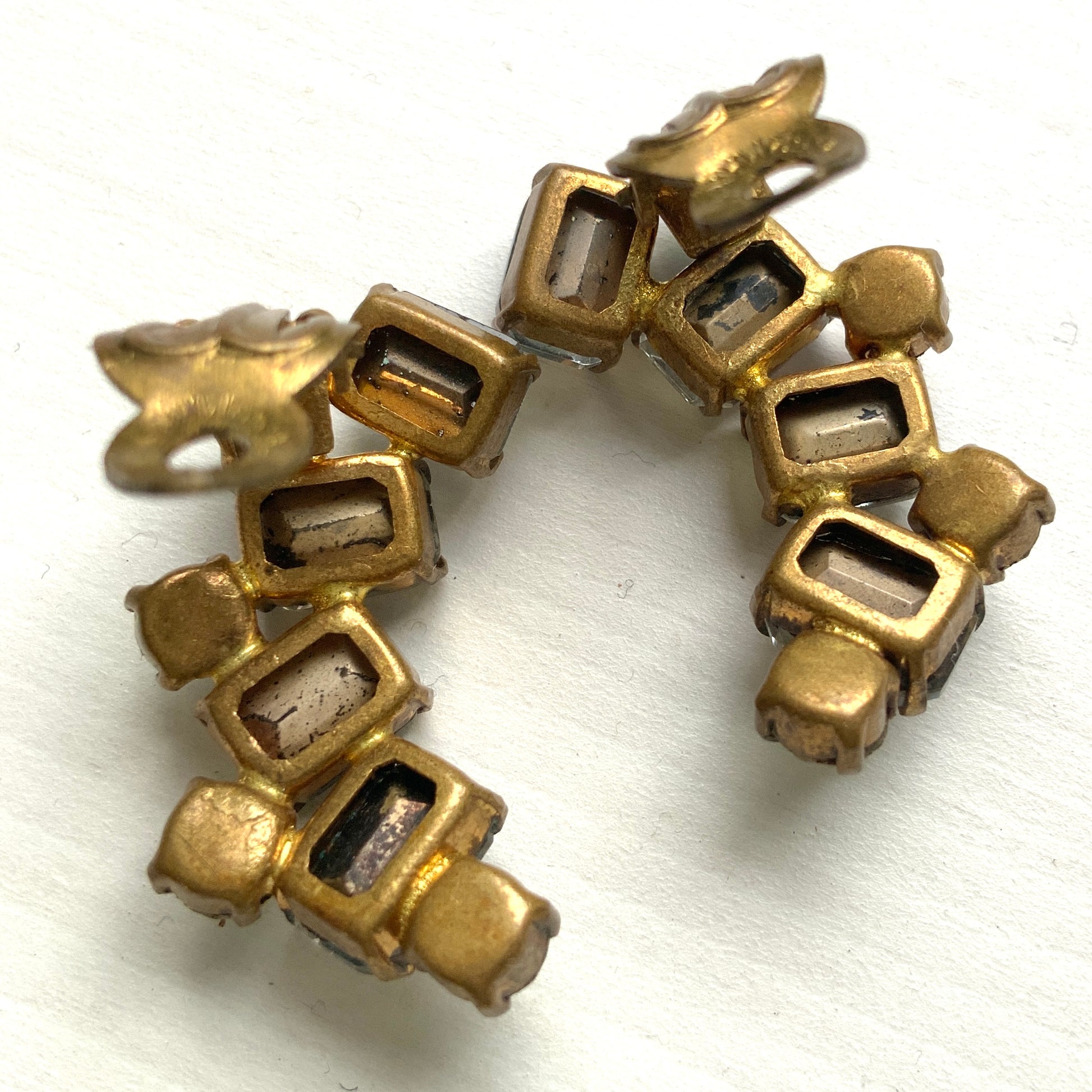 A beautiful pair of vintage clip-on earrings with emerald-cut aurora borealis stones. エメラルドカットの西ドイツ製オーロラストーンイヤリング