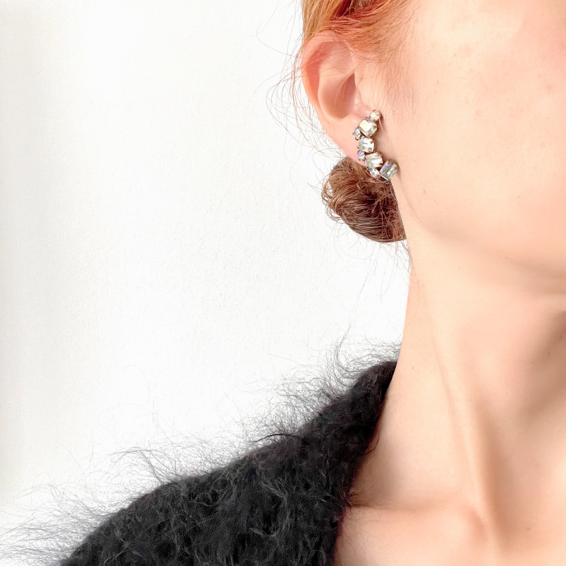 A beautiful pair of vintage clip-on earrings with emerald-cut aurora borealis stones. エメラルドカットの西ドイツ製オーロラストーンイヤリング