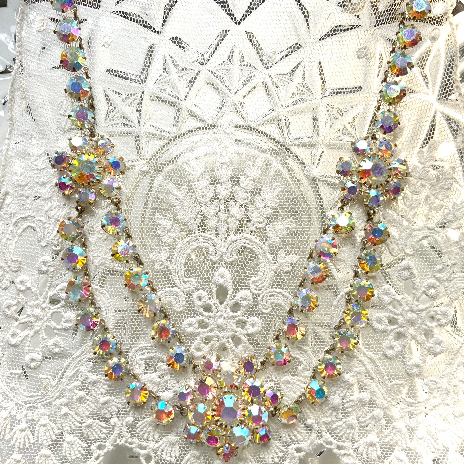 A stunning princess-style necklace featuring large aurora borealis rhinestones. 大粒のオーロラストーンを使ったプリンセススタイルのネックレス。