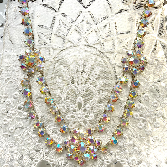 A stunning princess-style necklace featuring large aurora borealis rhinestones. 大粒のオーロラストーンを使ったプリンセススタイルのネックレス。