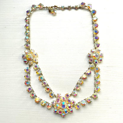 A stunning princess-style necklace featuring large aurora borealis rhinestones. 大粒のオーロラストーンを使ったプリンセススタイルのネックレス。