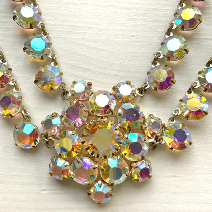 A stunning princess-style necklace featuring large aurora borealis rhinestones. 大粒のオーロラストーンを使ったプリンセススタイルのネックレス。