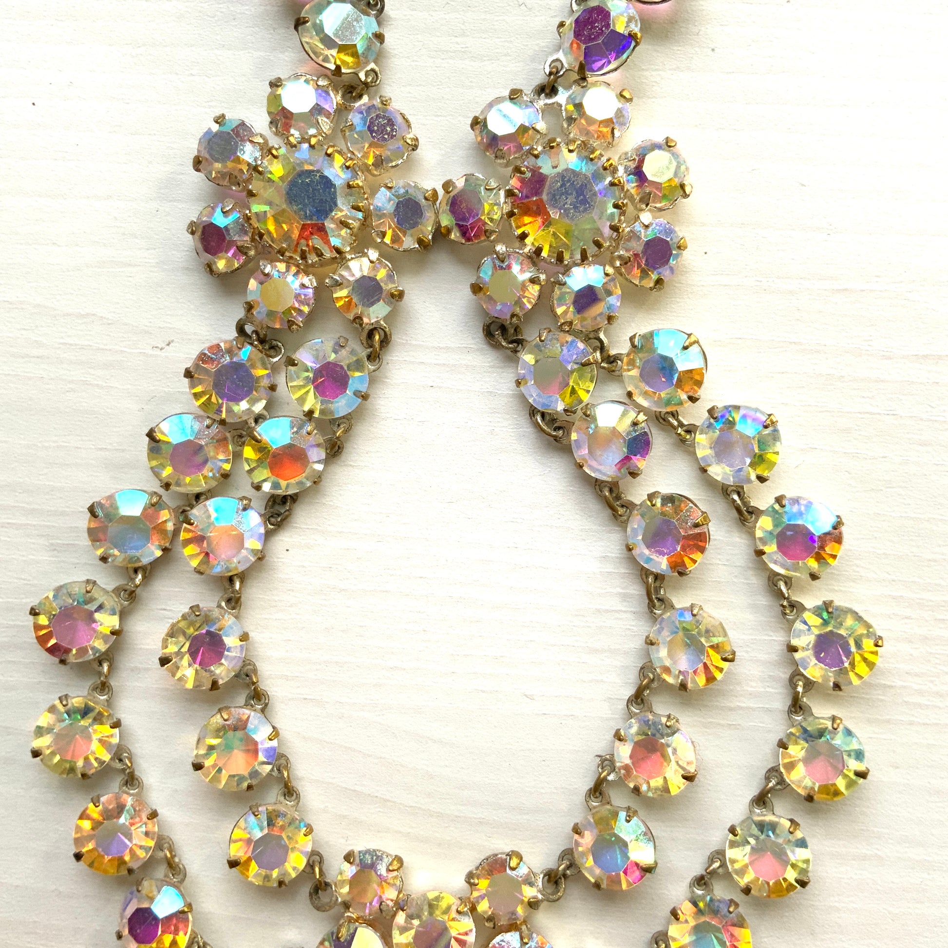 A stunning princess-style necklace featuring large aurora borealis rhinestones. 大粒のオーロラストーンを使ったプリンセススタイルのネックレス。
