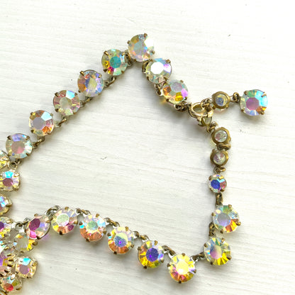 A stunning princess-style necklace featuring large aurora borealis rhinestones. 大粒のオーロラストーンを使ったプリンセススタイルのネックレス。