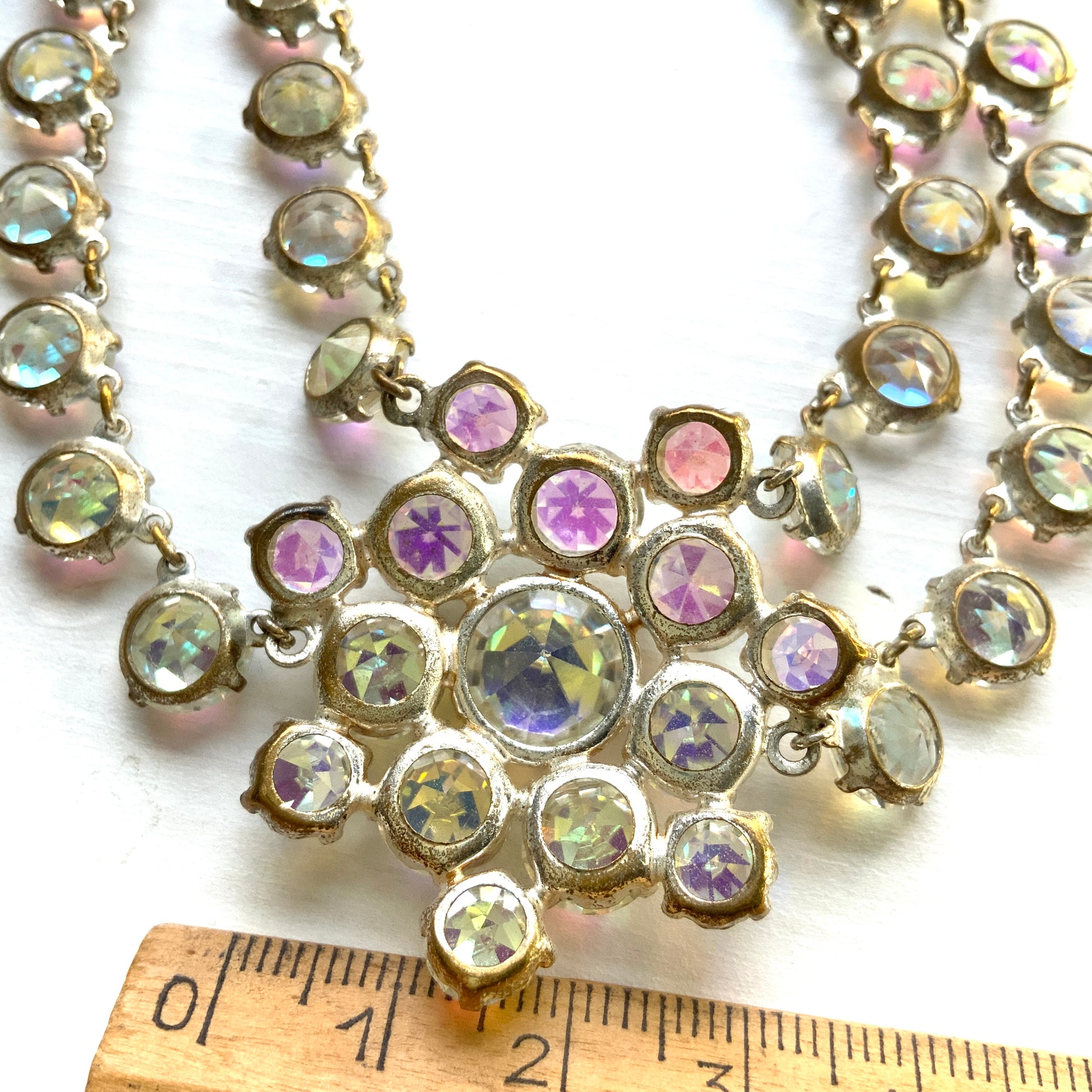 A stunning princess-style necklace featuring large aurora borealis rhinestones. 大粒のオーロラストーンを使ったプリンセススタイルのネックレス。