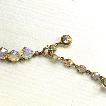 A stunning princess-style necklace featuring large aurora borealis rhinestones. 大粒のオーロラストーンを使ったプリンセススタイルのネックレス。