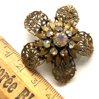 A beautifully detailed filigree flower brooch with a softly glowing aurora borealis centre.  フィリグリー×オーロラストーンのフラワーブローチ。