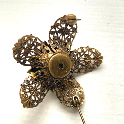 A beautifully detailed filigree flower brooch with a softly glowing aurora borealis centre.  フィリグリー×オーロラストーンのフラワーブローチ。