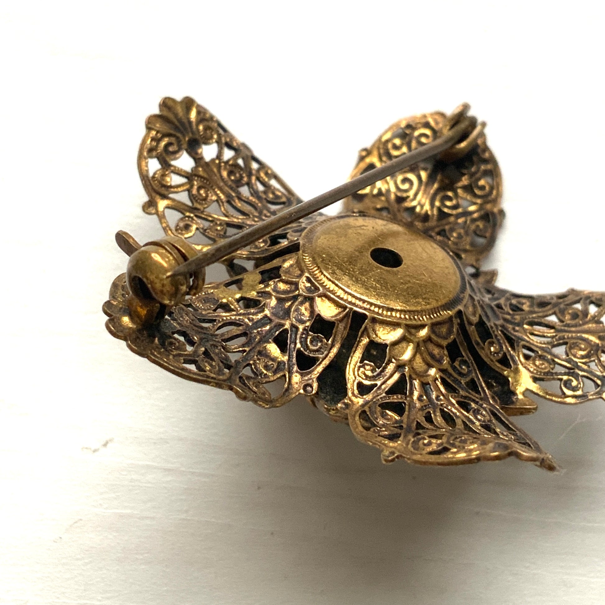 A beautifully detailed filigree flower brooch with a softly glowing aurora borealis centre.  フィリグリー×オーロラストーンのフラワーブローチ。