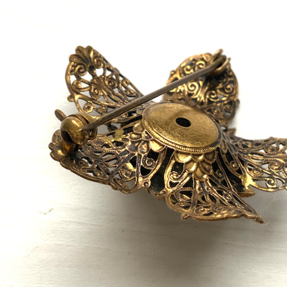 A beautifully detailed filigree flower brooch with a softly glowing aurora borealis centre.  フィリグリー×オーロラストーンのフラワーブローチ。