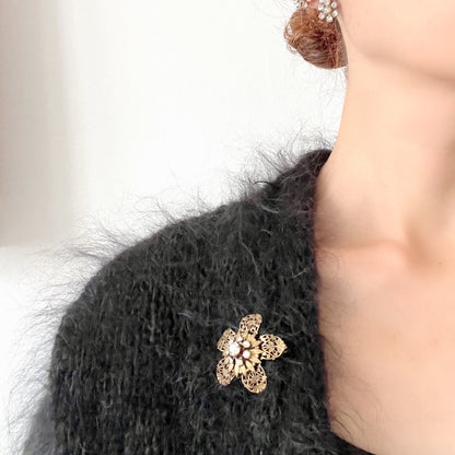 A beautifully detailed filigree flower brooch with a softly glowing aurora borealis centre.  フィリグリー×オーロラストーンのフラワーブローチ。