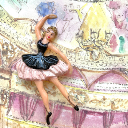 A charmingly kitsch plastic ballerina brooch. かわいらしいキッチュなプラスチック製のバレリーナブローチ。