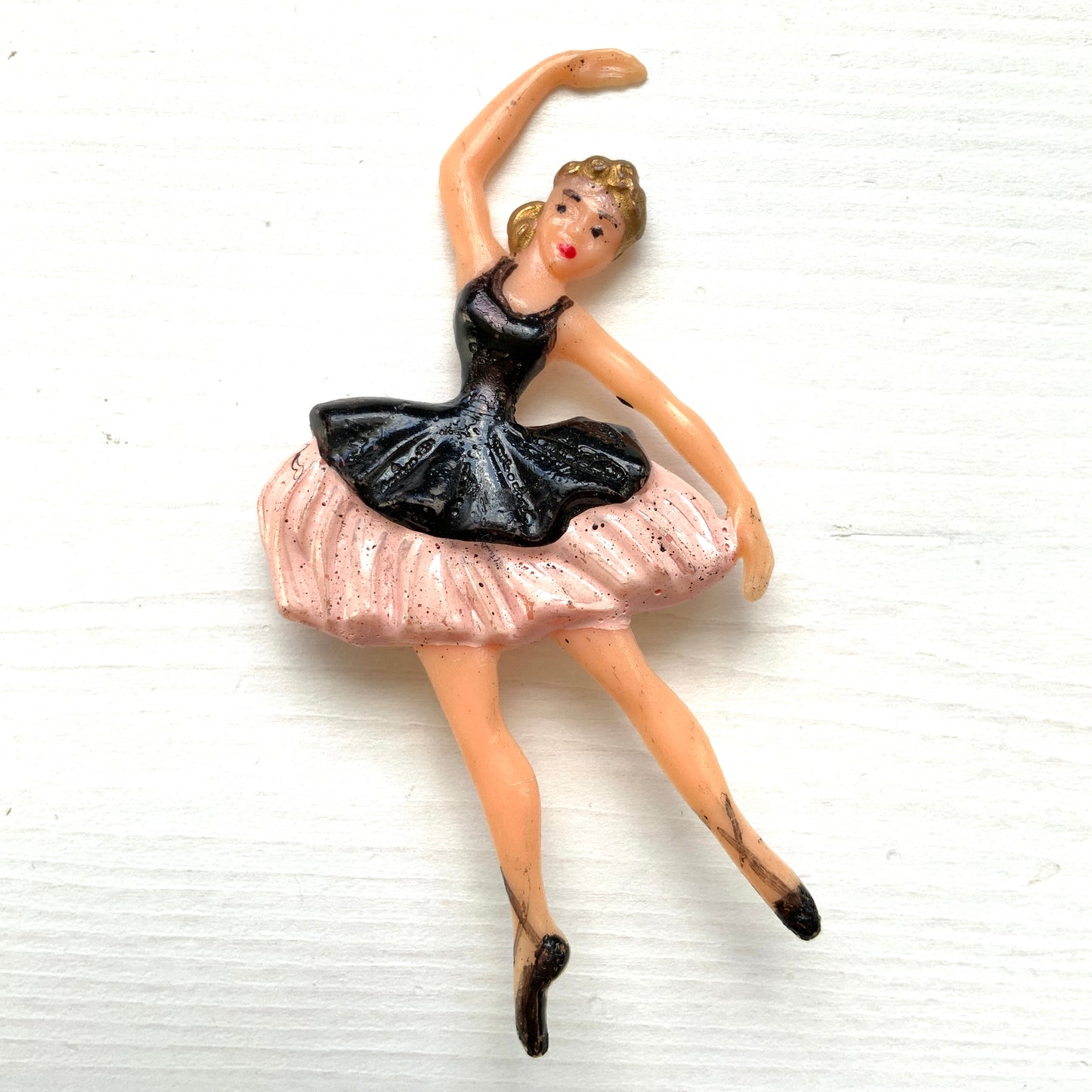 A charmingly kitsch plastic ballerina brooch. かわいらしいキッチュなプラスチック製のバレリーナブローチ。