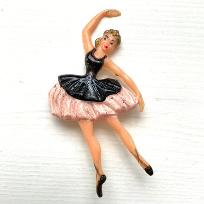 A charmingly kitsch plastic ballerina brooch. かわいらしいキッチュなプラスチック製のバレリーナブローチ。