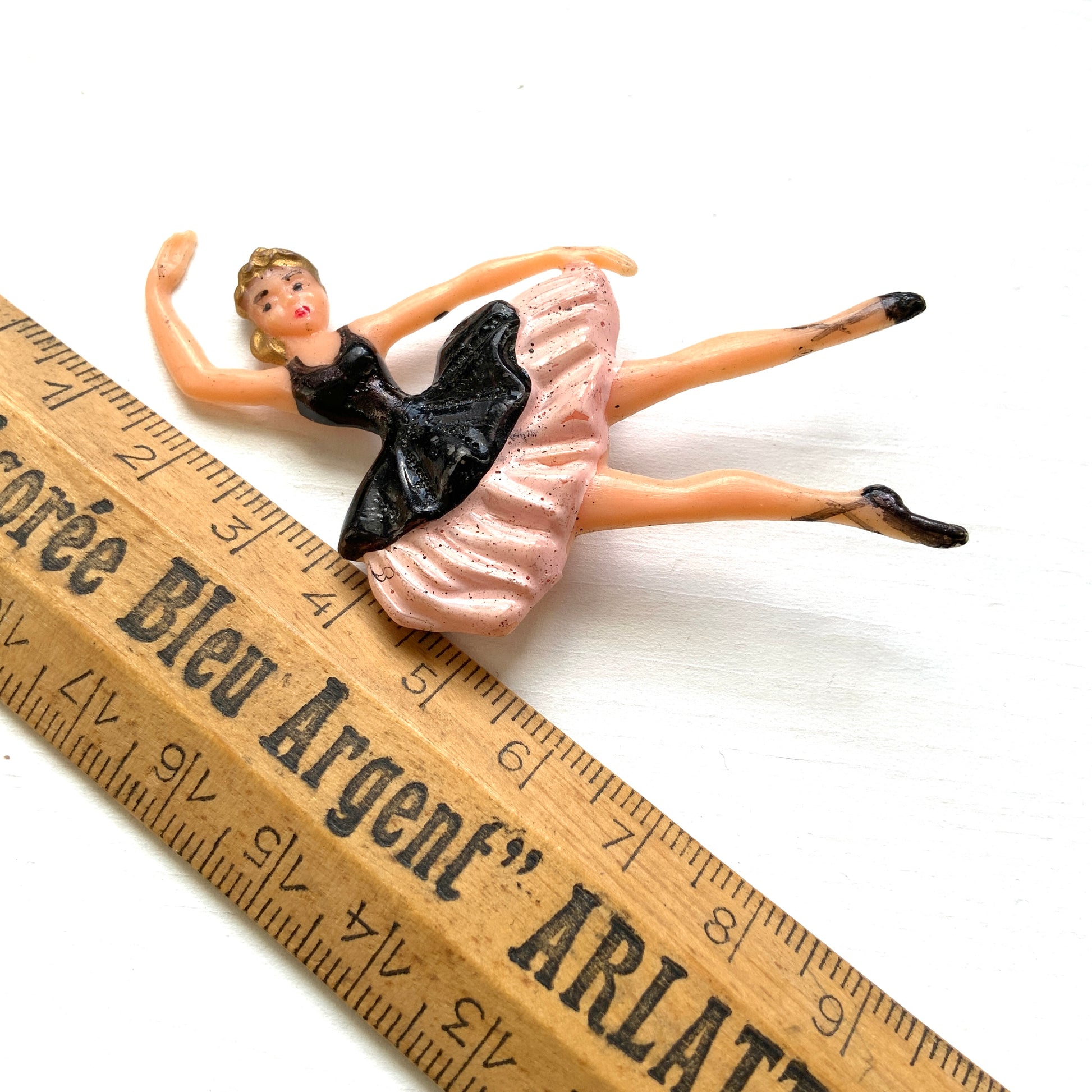 A charmingly kitsch plastic ballerina brooch. かわいらしいキッチュなプラスチック製のバレリーナブローチ。