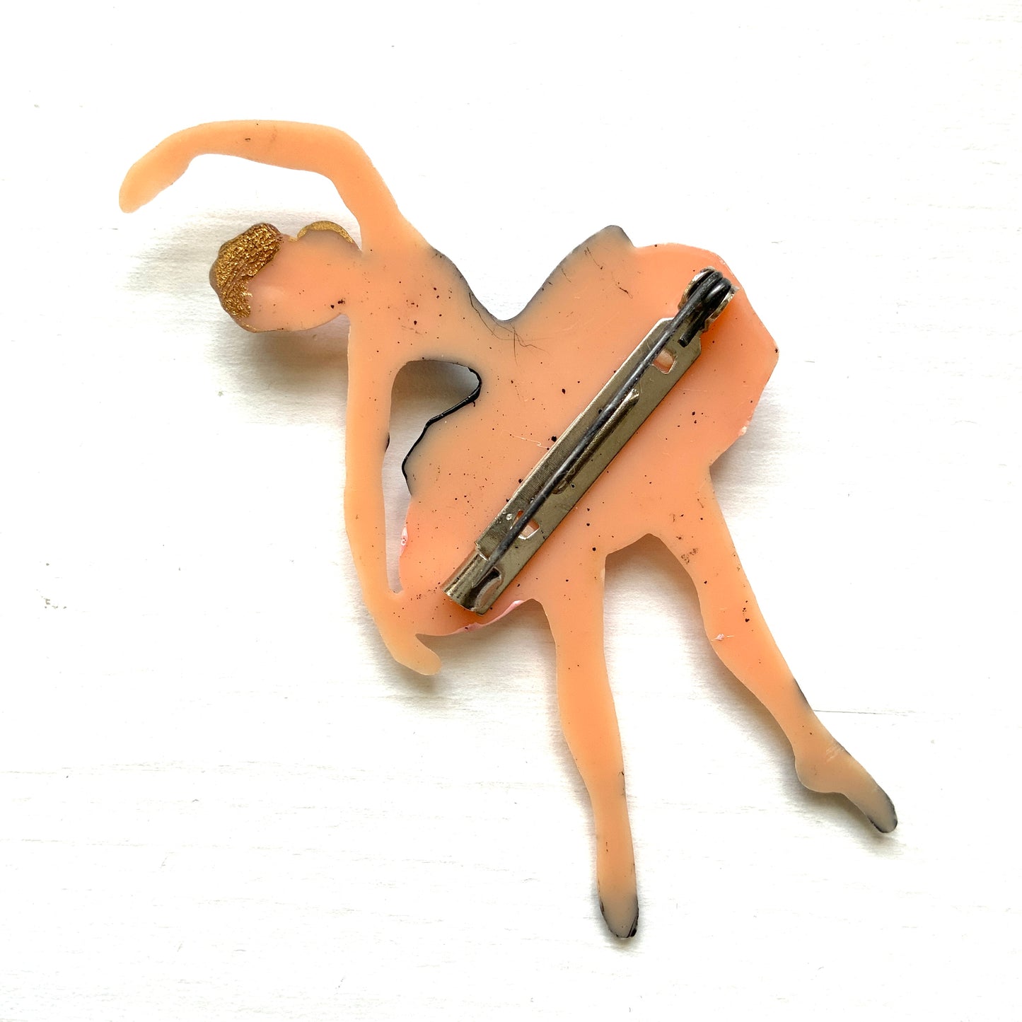 A charmingly kitsch plastic ballerina brooch. かわいらしいキッチュなプラスチック製のバレリーナブローチ。