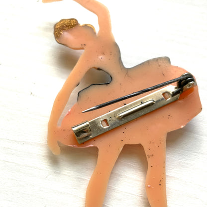 A charmingly kitsch plastic ballerina brooch. かわいらしいキッチュなプラスチック製のバレリーナブローチ。