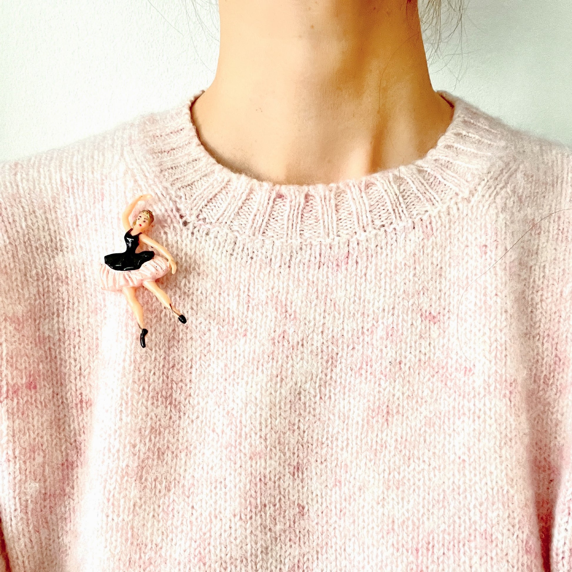 A charmingly kitsch plastic ballerina brooch. かわいらしいキッチュなプラスチック製のバレリーナブローチ。