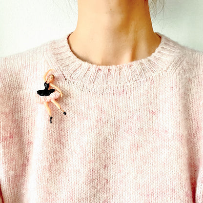 A charmingly kitsch plastic ballerina brooch. かわいらしいキッチュなプラスチック製のバレリーナブローチ。