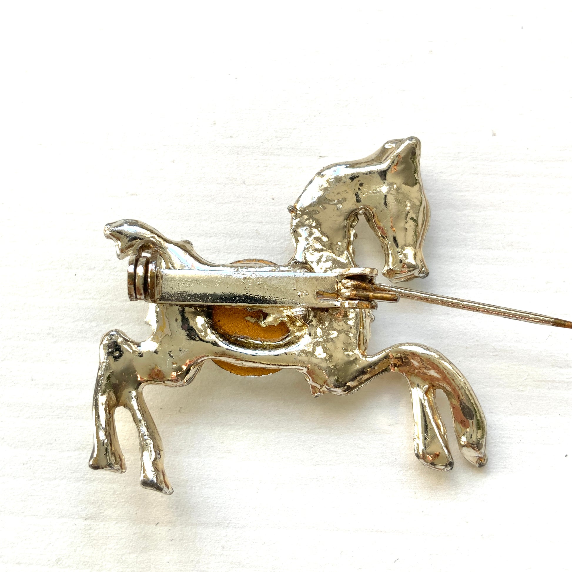 A mid-century horse motif brooch. ミッドセンチュリーの馬モチーフブローチ。