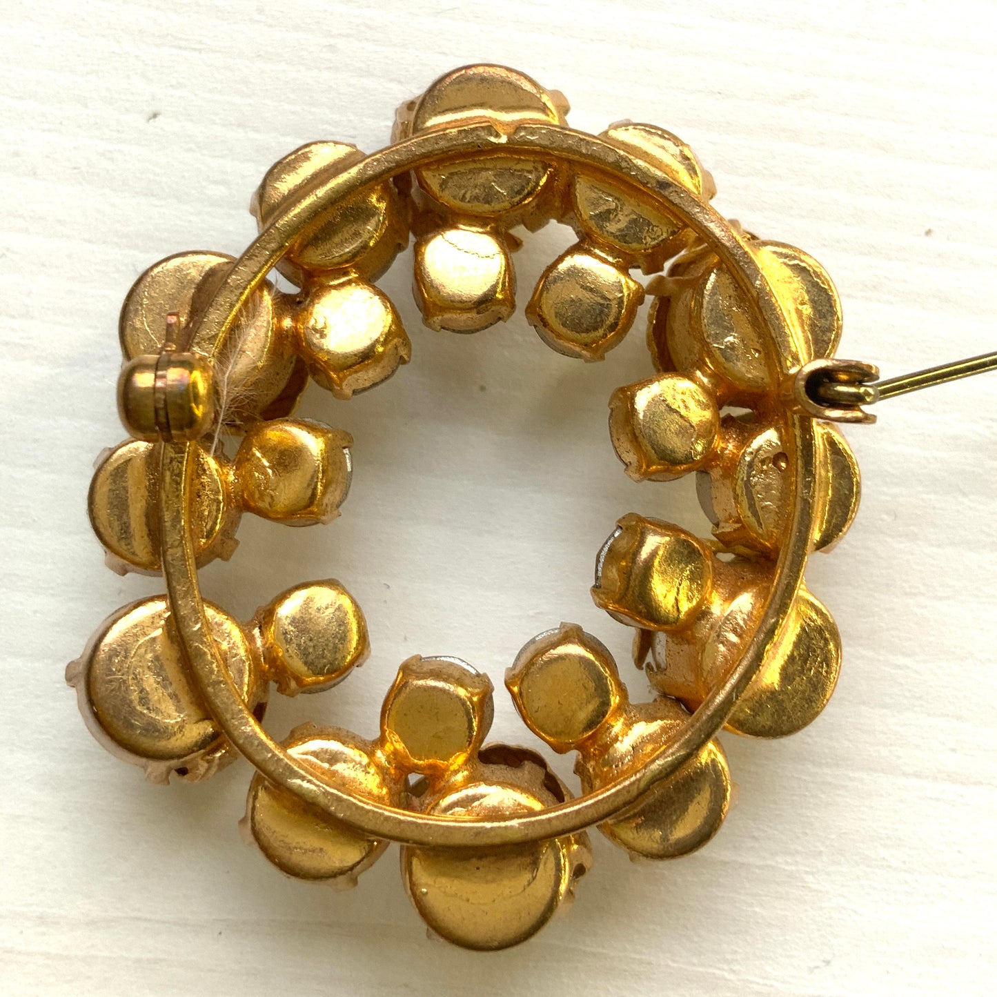 A vintage wreath brooch combining aurora borealis rhinestones, faux pearls and gold-tone leaves. オーロラストーン×パール×ゴールドトーンリーフのリースブローチ。