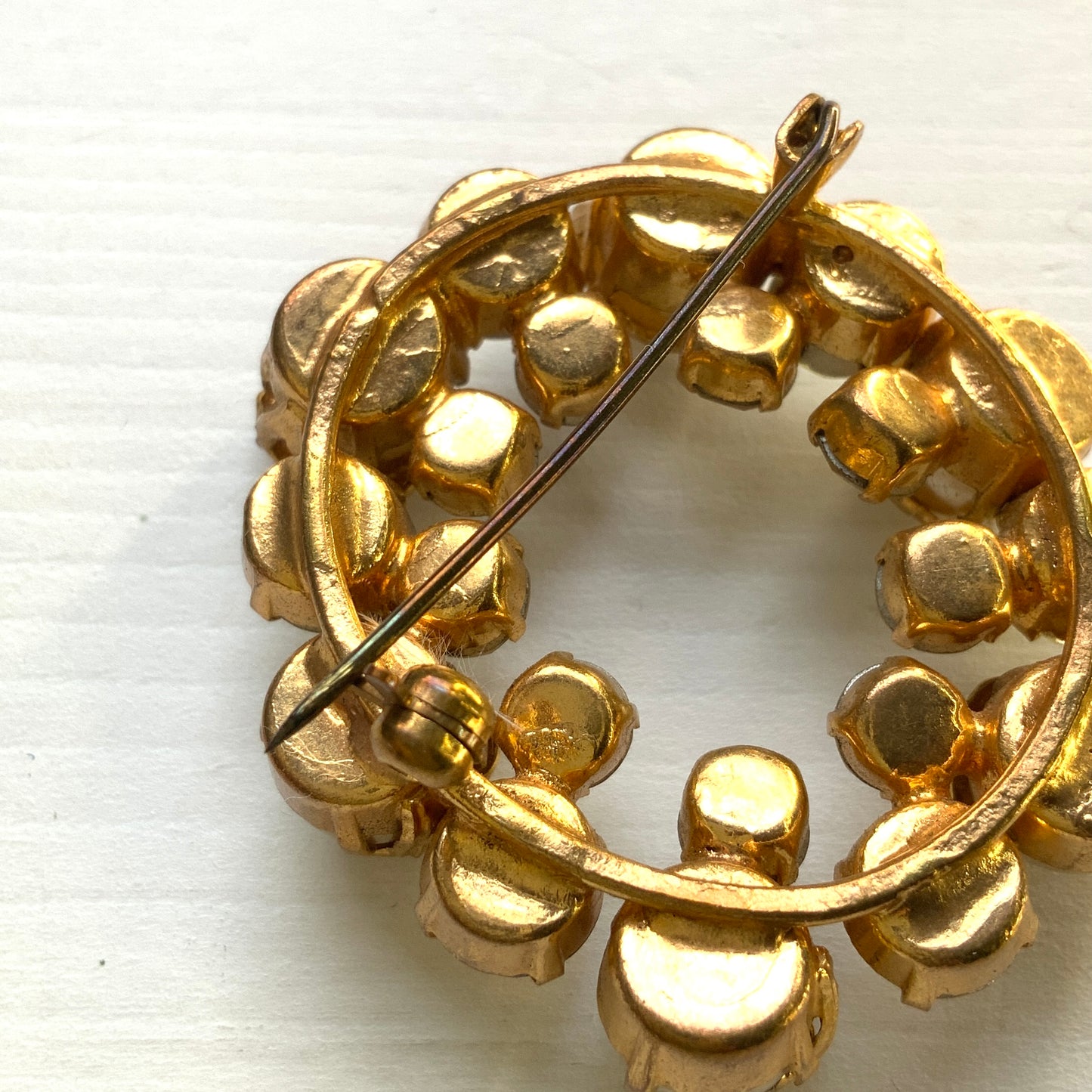A vintage wreath brooch combining aurora borealis rhinestones, faux pearls and gold-tone leaves. オーロラストーン×パール×ゴールドトーンリーフのリースブローチ。