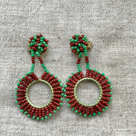 1950s clip-on hoop earrings, crafted from tiny glass beads. 小さなグラスビーズを繋げて作られたフープのクリップイヤリング。