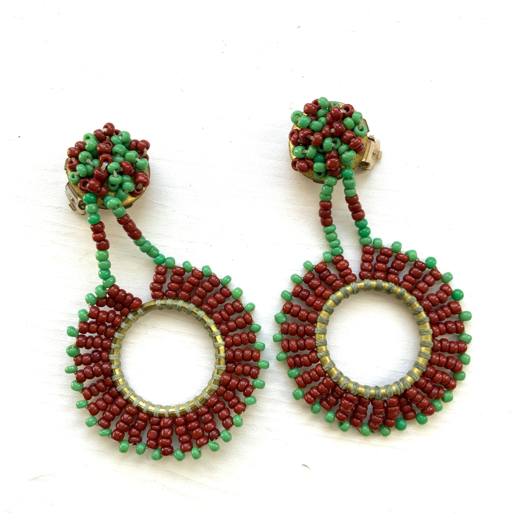 1950s clip-on hoop earrings, crafted from tiny glass beads. 小さなグラスビーズを繋げて作られたフープのクリップイヤリング。