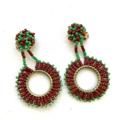 1950s clip-on hoop earrings, crafted from tiny glass beads. 小さなグラスビーズを繋げて作られたフープのクリップイヤリング。