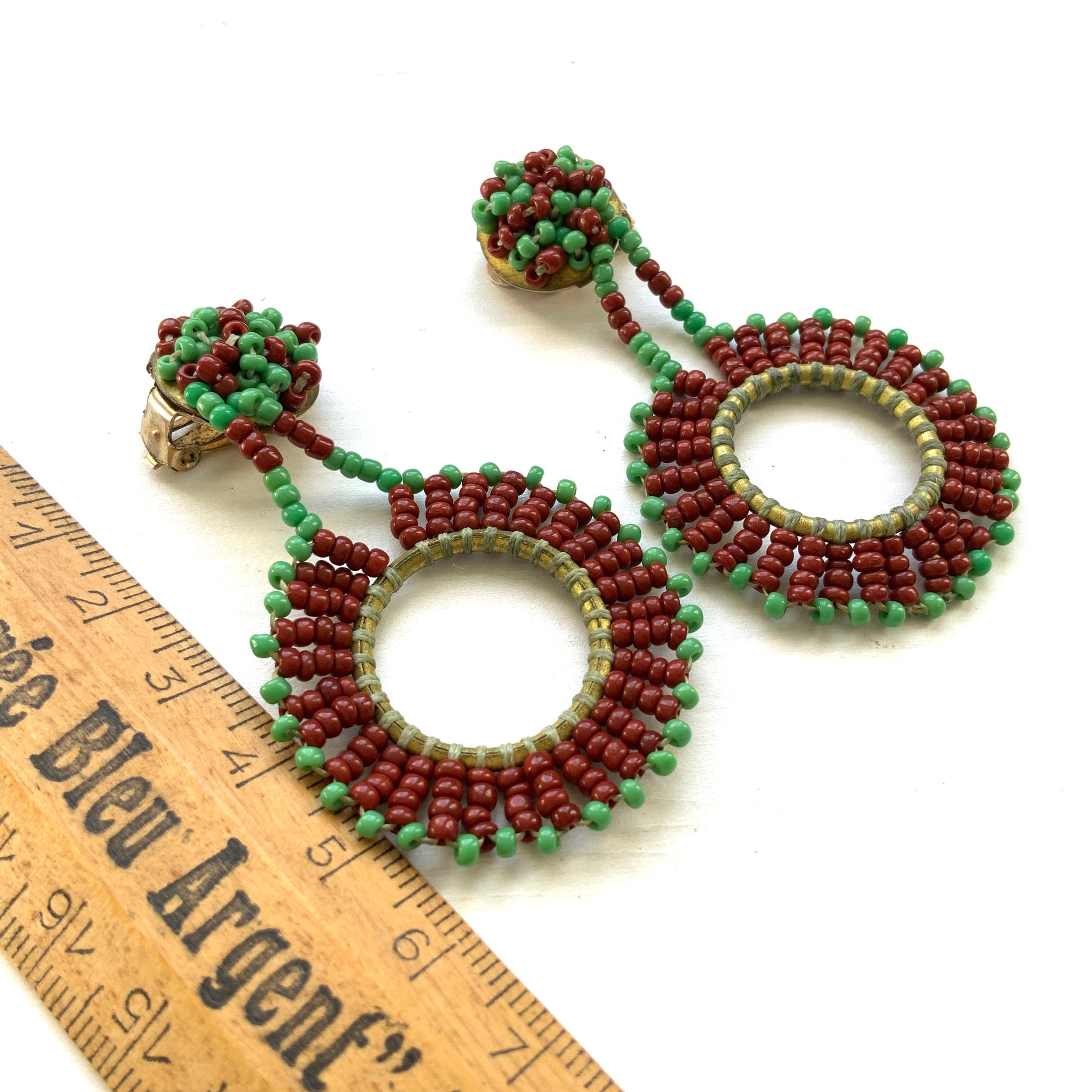 1950s clip-on hoop earrings, crafted from tiny glass beads. 小さなグラスビーズを繋げて作られたフープのクリップイヤリング。