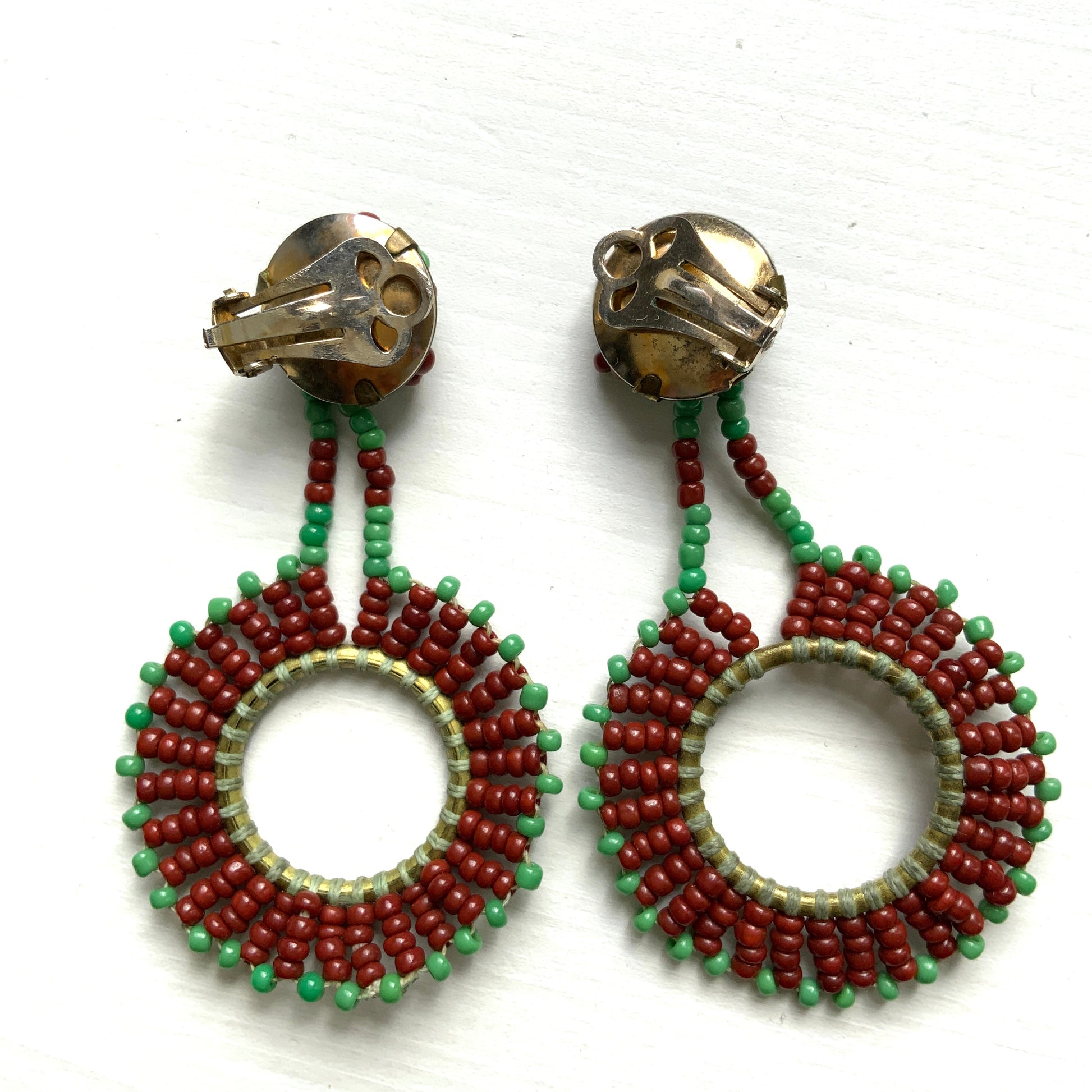 1950s clip-on hoop earrings, crafted from tiny glass beads. 小さなグラスビーズを繋げて作られたフープのクリップイヤリング。