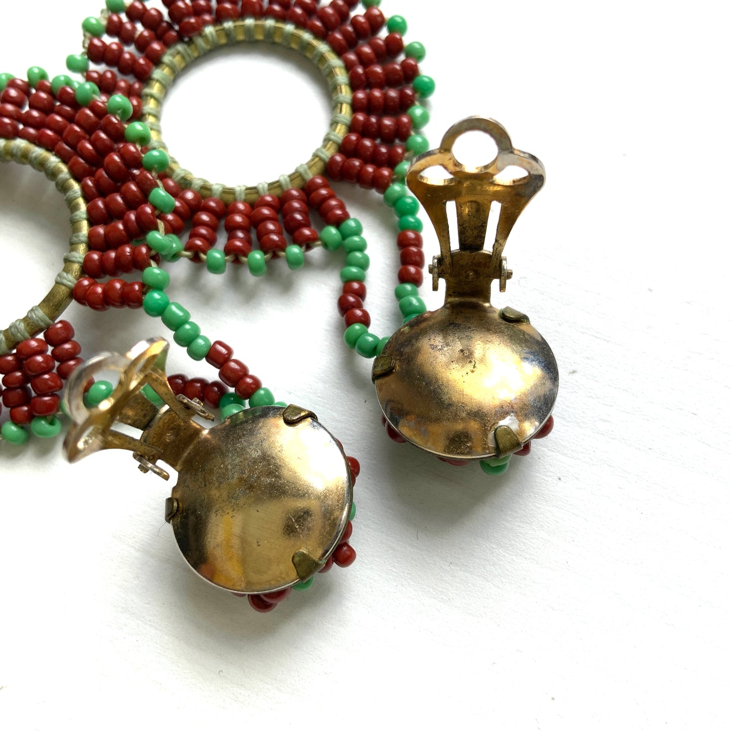 1950s clip-on hoop earrings, crafted from tiny glass beads. 小さなグラスビーズを繋げて作られたフープのクリップイヤリング。
