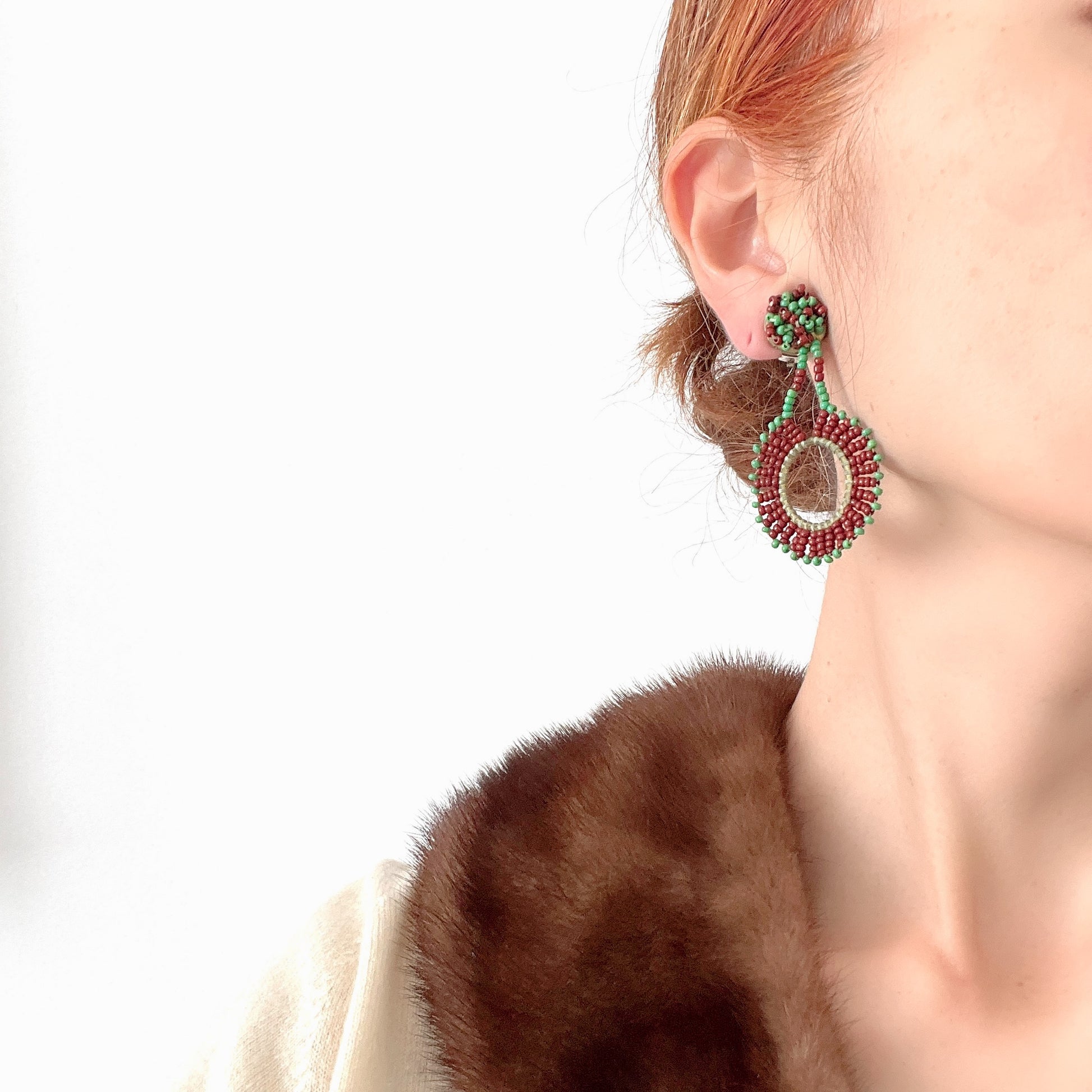 1950s clip-on hoop earrings, crafted from tiny glass beads. 小さなグラスビーズを繋げて作られたフープのクリップイヤリング。