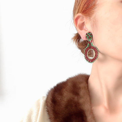 1950s clip-on hoop earrings, crafted from tiny glass beads. 小さなグラスビーズを繋げて作られたフープのクリップイヤリング。