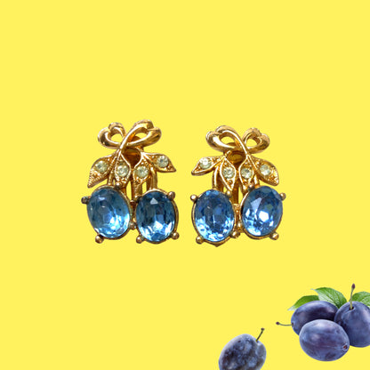Vintage cherry clip earrings with blue rhinestones. ブルーのラインストーンを使ったチェリーのクリップイヤリング。 