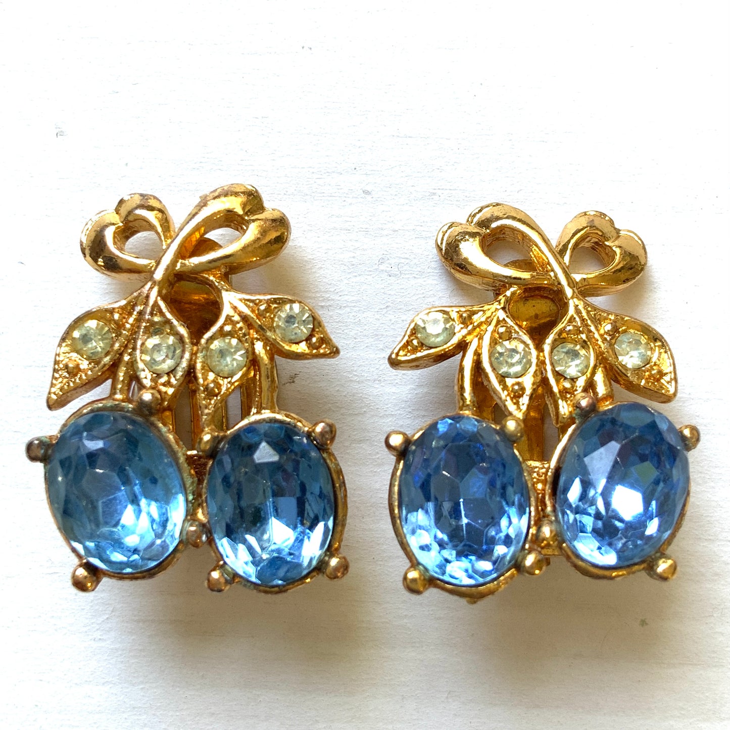 Vintage cherry clip earrings with blue rhinestones. ブルーのラインストーンを使ったチェリーのクリップイヤリング。 