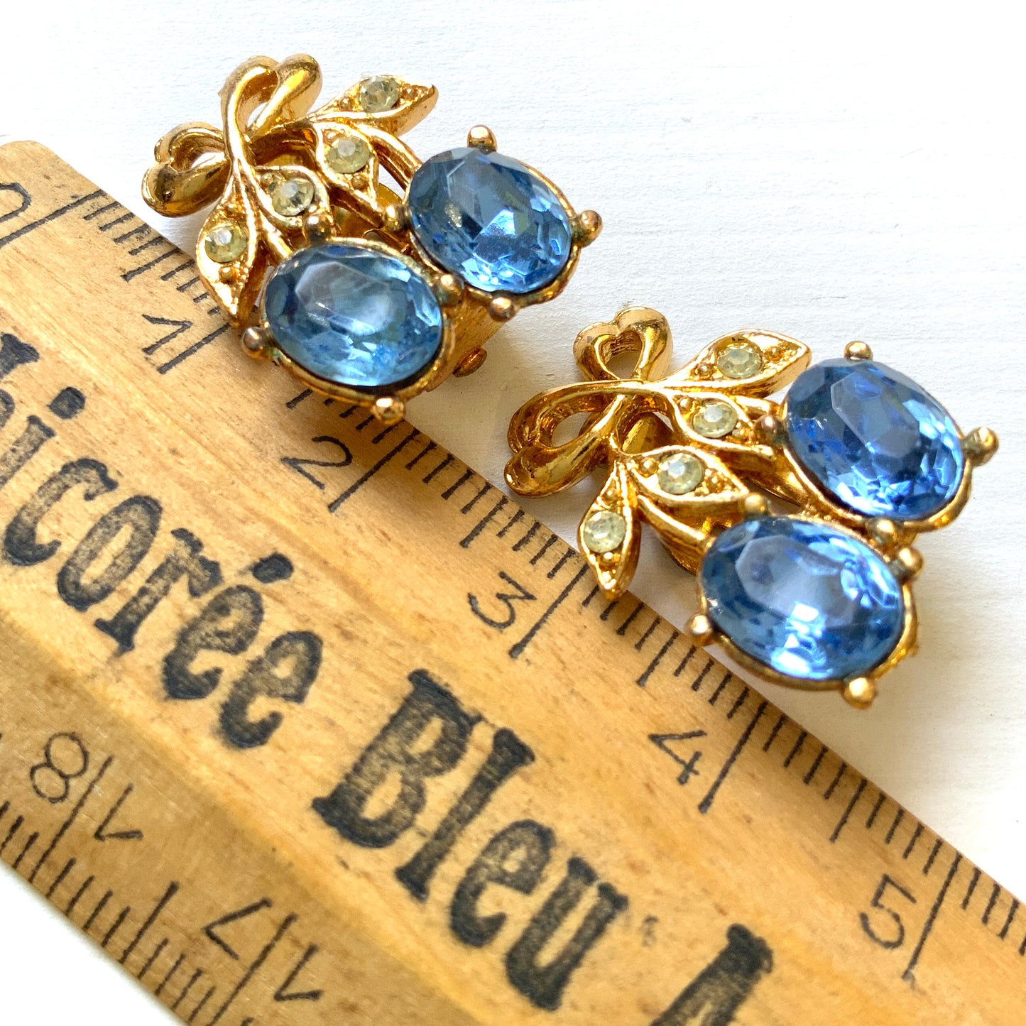 Vintage cherry clip earrings with blue rhinestones. ブルーのラインストーンを使ったチェリーのクリップイヤリング。 
