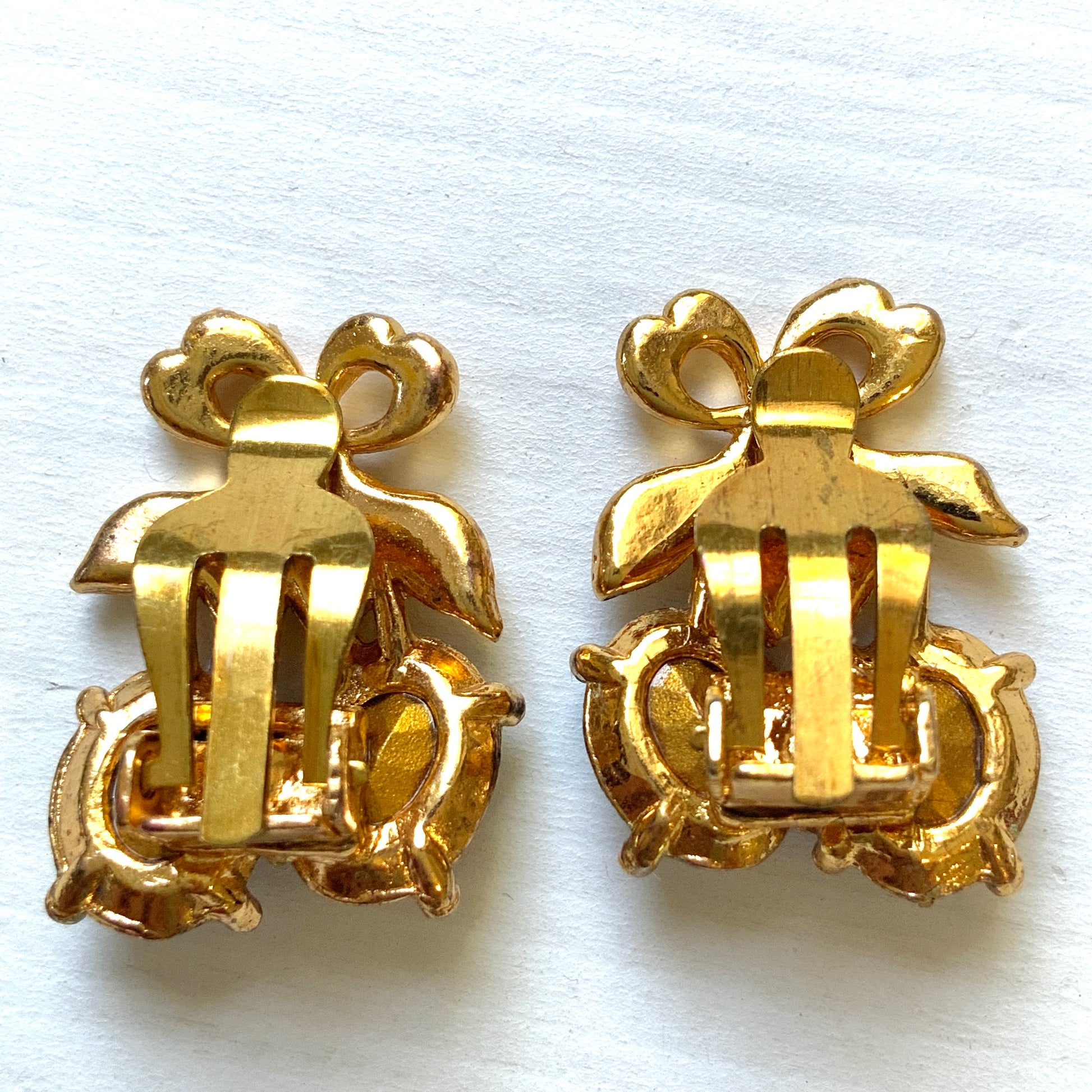 Vintage cherry clip earrings with blue rhinestones. ブルーのラインストーンを使ったチェリーのクリップイヤリング。 