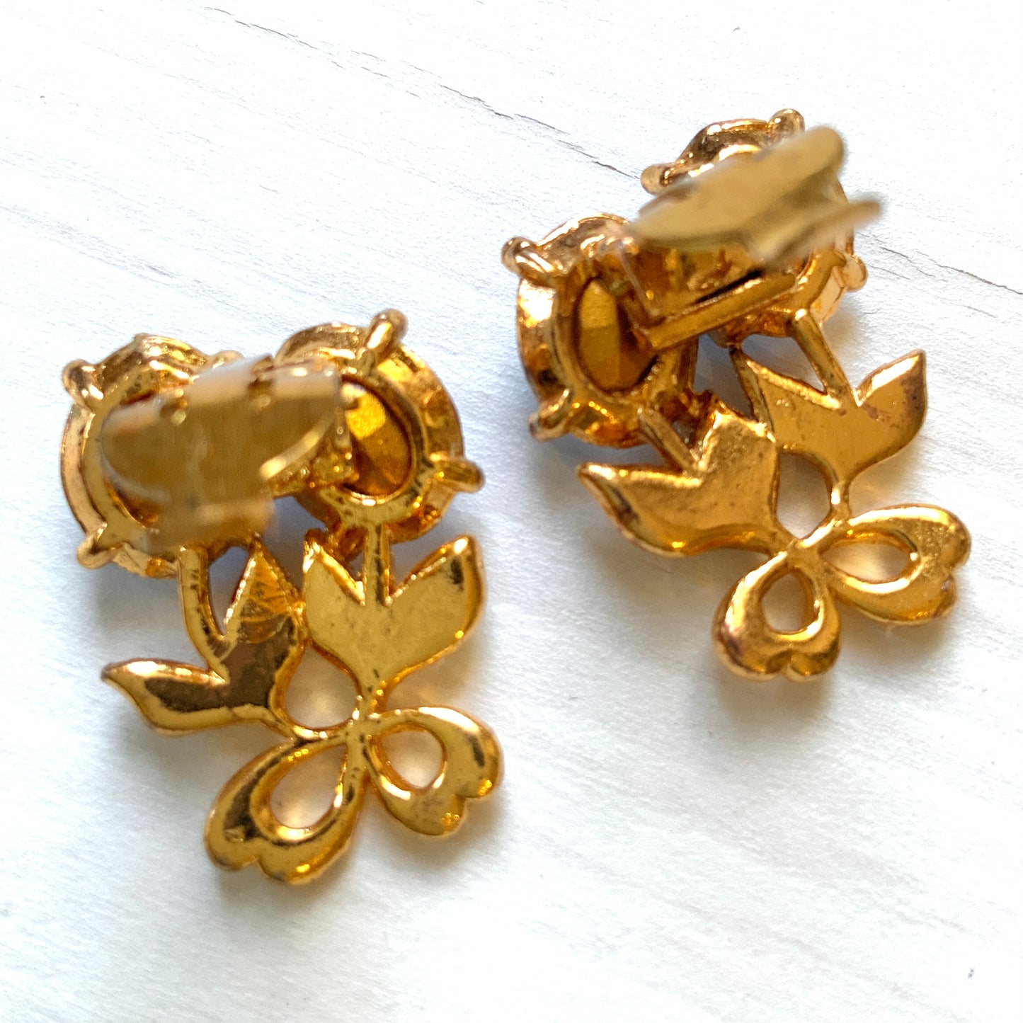Vintage cherry clip earrings with blue rhinestones. ブルーのラインストーンを使ったチェリーのクリップイヤリング。 