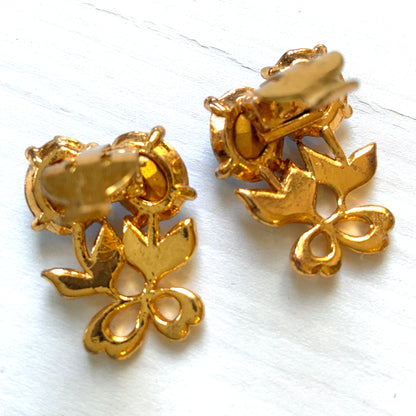 Vintage cherry clip earrings with blue rhinestones. ブルーのラインストーンを使ったチェリーのクリップイヤリング。 