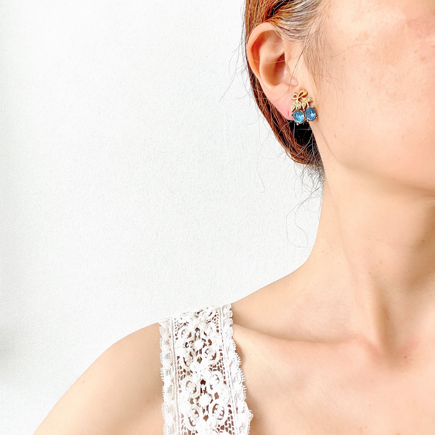 Vintage cherry clip earrings with blue rhinestones. ブルーのラインストーンを使ったチェリーのクリップイヤリング。 