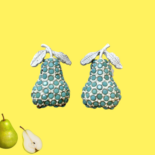 White pear-shaped clip earrings set with turquoise glass stones. ターコイズカラーのガラスストーンが散りばめられた、白い洋梨モチーフのクリップイヤリング。