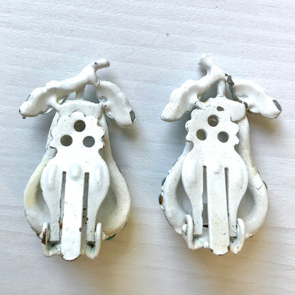 White pear-shaped clip earrings set with turquoise glass stones. ターコイズカラーのガラスストーンが散りばめられた、白い洋梨モチーフのクリップイヤリング。