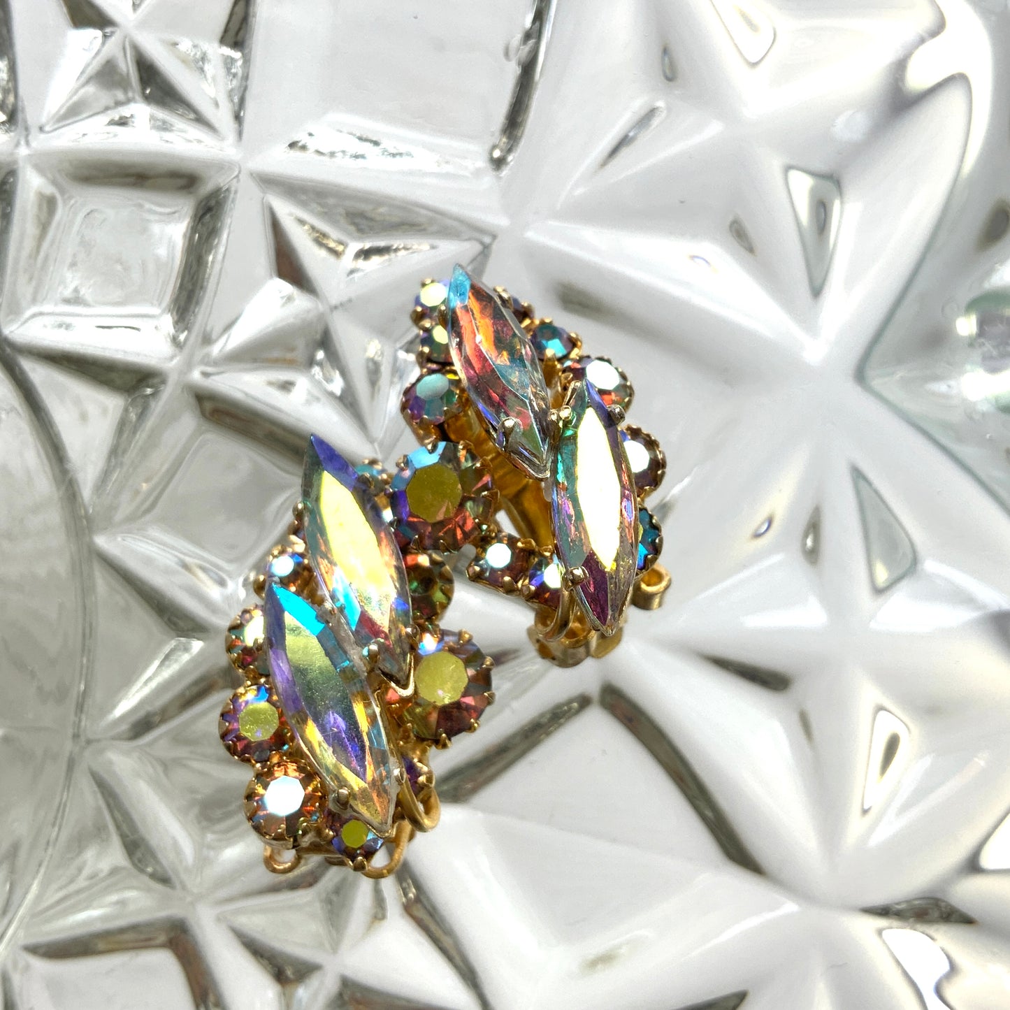 A lovely pair of aurora borealis clip-on earrings in soft pink and orange tones. ピンクやオレンジのトーンが入ったオーロラストーンのクリップイヤリング。 