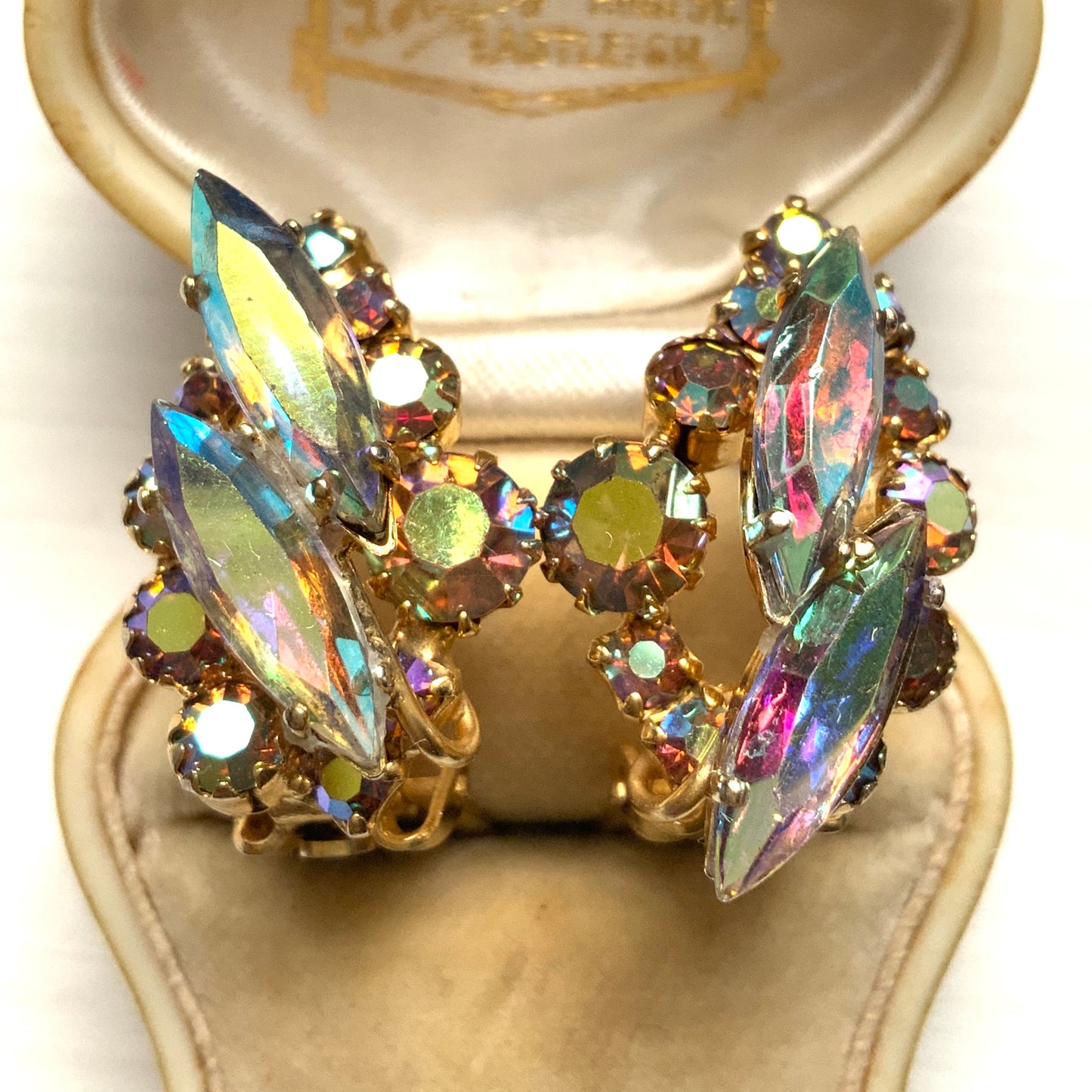 A lovely pair of aurora borealis clip-on earrings in soft pink and orange tones. ピンクやオレンジのトーンが入ったオーロラストーンのクリップイヤリング。 