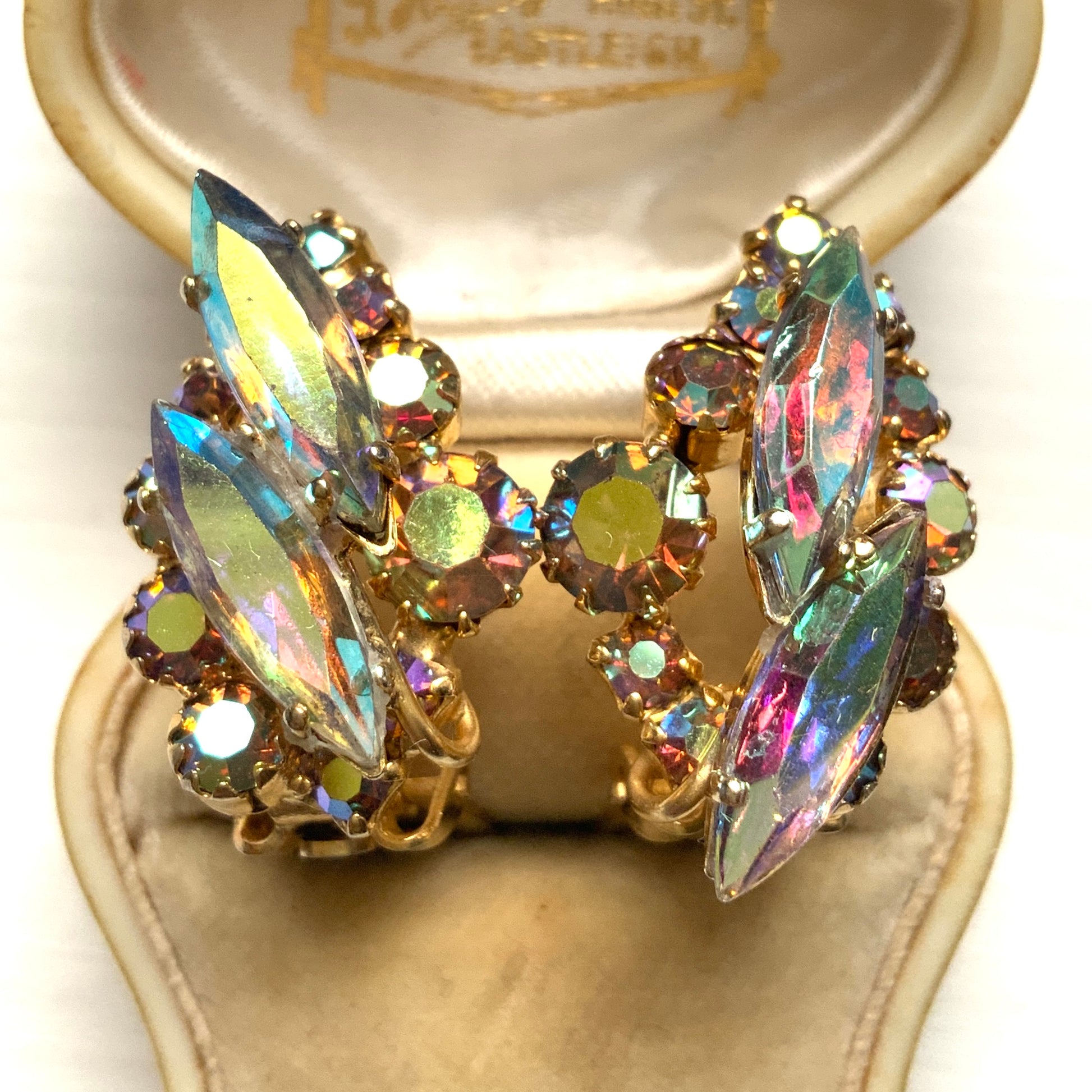 A lovely pair of aurora borealis clip-on earrings in soft pink and orange tones. ピンクやオレンジのトーンが入ったオーロラストーンのクリップイヤリング。 