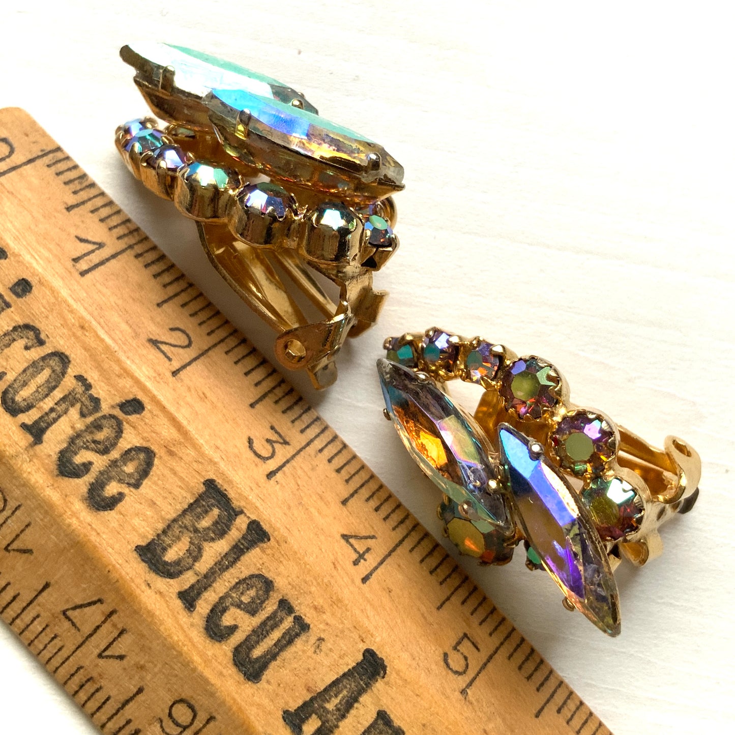 A lovely pair of aurora borealis clip-on earrings in soft pink and orange tones. ピンクやオレンジのトーンが入ったオーロラストーンのクリップイヤリング。 