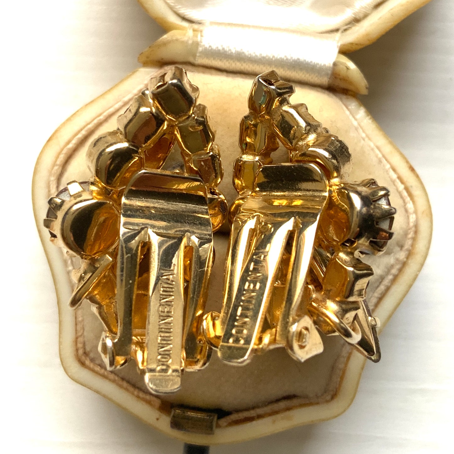 A lovely pair of aurora borealis clip-on earrings in soft pink and orange tones. ピンクやオレンジのトーンが入ったオーロラストーンのクリップイヤリング。 