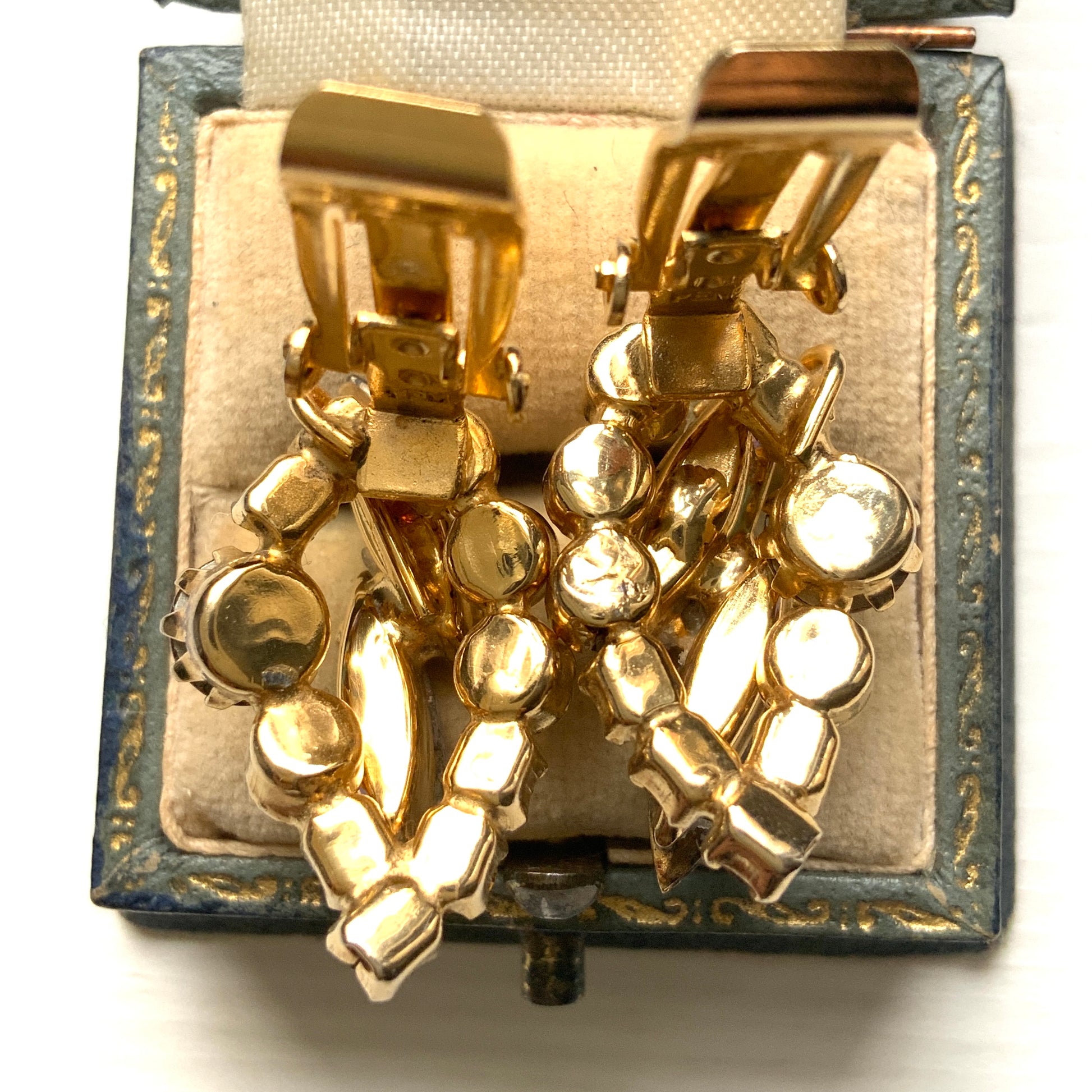 A lovely pair of aurora borealis clip-on earrings in soft pink and orange tones. ピンクやオレンジのトーンが入ったオーロラストーンのクリップイヤリング。 